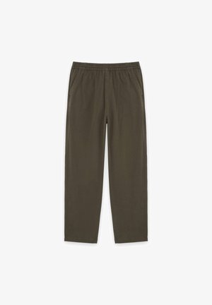 Olijfgroene casual broek met elastische tailleband en zijzakken, rechte pijp, plat gelegd op een witte achtergrond.