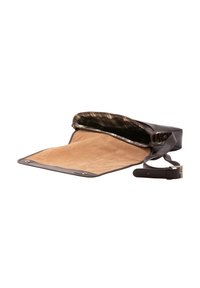Borsa in pelle marrone con un esterno liscio, pattina aperta che mostra un interno in suede beige e una fodera a quadri. Cinghia regolabile attaccata.