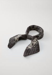 Sort silkescarf med hvide blomstermotiver og prikkede mønstre; designet i en trekantet form med to spidse ender, blød tekstur.