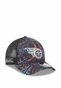 Schwarze Kappe mit einem bunten Farbspritz-Design, featuring ein Logo mit Flammen und einem Etikett mit der Aufschrift "Crucial Catch: Intercept Cancer." Mit Netzrücken.