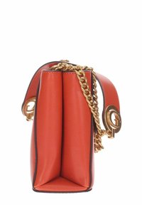 Borsa a tracolla rettangolare in pelle arancione con catena dorata, dotata di due scomparti e una texture liscia e elegante. Accenti in hardware dorato.