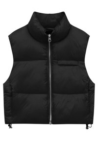 Chaleco acolchado negro con cuello alto, cremallera frontal completa, bolsillo en el pecho izquierdo y ajustadores laterales con cordón. Textura de tejido suave y brillante.