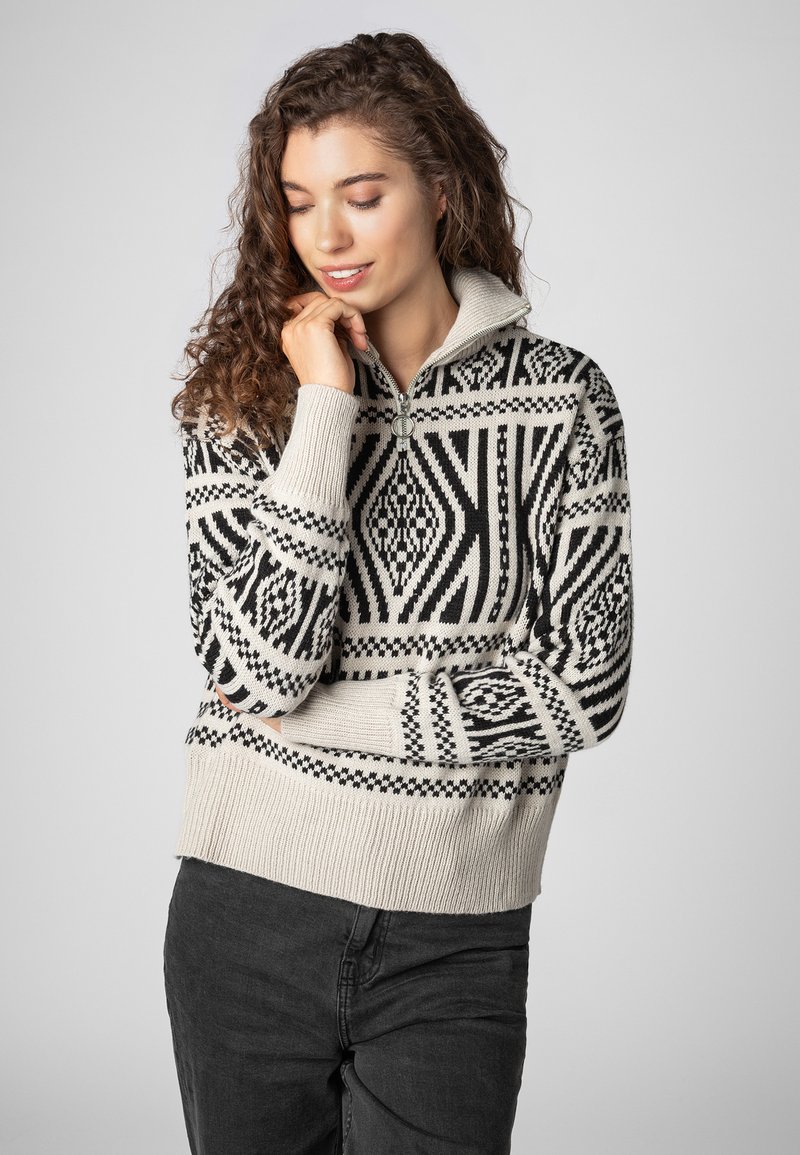 Strickpullover mit hohem Kragen, mit einem geometrischen Muster in Schwarz und Creme, gerippten Bündchen und Saum für zusätzliche Textur.
