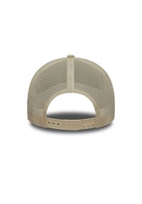 Μπεζ καπέλο μπέιζμπολ από διαπνέον δίχτυ με συμπαγή πίσω μέρος, ρυθμιζόμενο πλαστικό λουράκι και στρογγυλεμένο στέμμα. Διαθέτει σχεδίαση που επιτρέπει την αναπνοή και λείο υλικό.