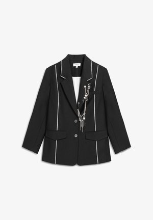 Czarny żakiet z białym przeszyciem, jednoosobowe guziki, dwie przednie kieszenie oraz dekoracyjne srebrne akcesoria na kieszeni piersiowej.