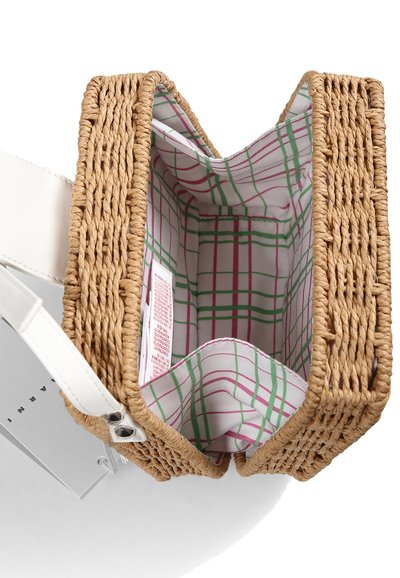 Borsa in paglia intrecciata con forma quadrata, tracolla bianca e interno foderato con un motivo a quadretti rosa e verde.