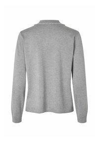 Világosszürke hosszú ujjú pulóver gyöngydíszítéssel a hátsó nyakkivágás mentén, egyszínű kötött anyagból, bordázott mandzsettával és szegéllyel.