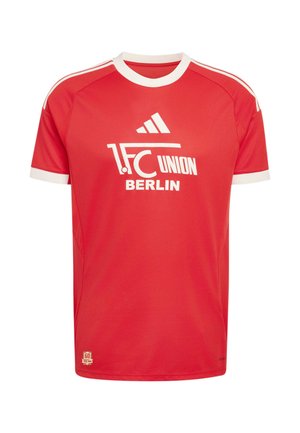 Rotes kurzärmeliges Fußballtrikot mit weißem Kragen, weißem Adidas-Logo und "1. FC Union Berlin"-Schriftzug auf der Vorderseite sowie einem kleinen 60-jährigen Jubiläumsabzeichen in der Nähe des Saums.