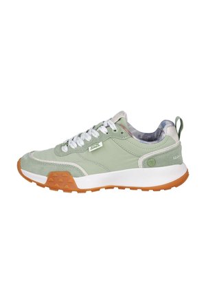 Zapatilla deportiva verde claro con cordones blancos, cuello acolchado y suela de goma naranja, sobre un fondo blanco.