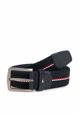 Ceinture tissée bleu marine avec une boucle métallique argentée, ornée d'accents rouges et blancs le long de la bande. Tissu texturé et détail en cuir.
