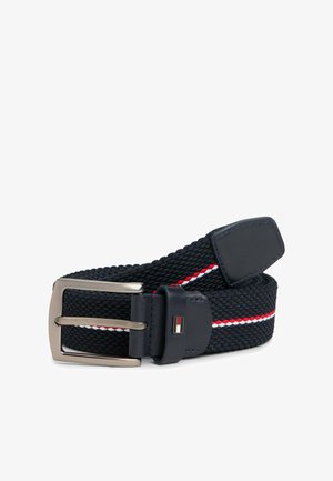Ceinture tissée bleu marine avec une boucle métallique argentée, ornée d'accents rouges et blancs le long de la bande. Tissu texturé et détail en cuir.