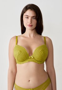 Koronkowy stanik i pasujące majtki w intensywnym odcieniu oliwkowej zieleni. Posiadają falbany, kwiatowe wzory oraz mały detal w postaci kokardki na środku.