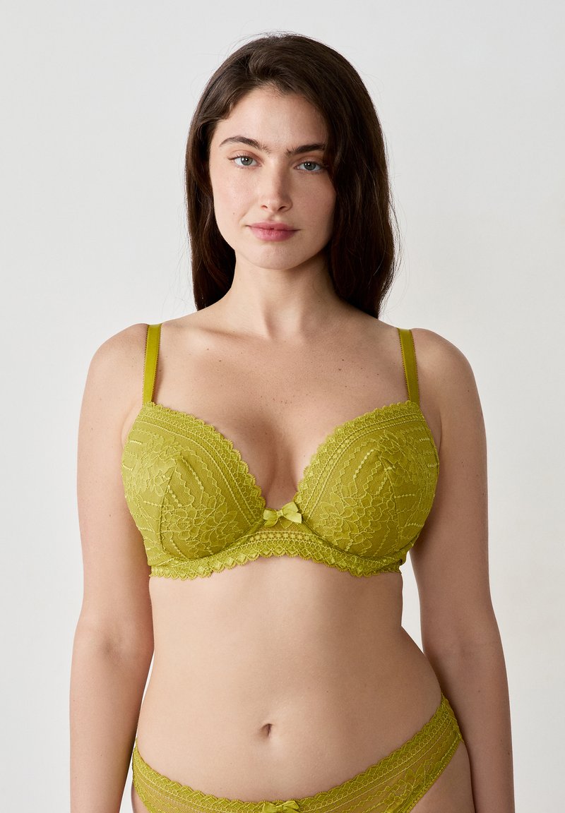 Koronkowy stanik i pasujące majtki w intensywnym odcieniu oliwkowej zieleni. Posiadają falbany, kwiatowe wzory oraz mały detal w postaci kokardki na środku.