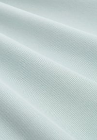 Helles blaugraues, geripptes Gewebe mit einer weichen Textur, das feine horizontale Linien und sanfte Wellen zeigt, ideal für verschiedene Textilanwendungen.