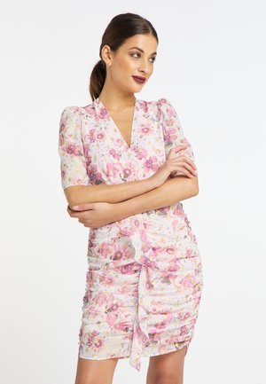 Blumen-Wickelkleid in Hellrosa mit puffärmeligem Kurzarm, ausgestattet mit Raffung und einem Bindeband in der Taille, aus weichem, strukturiertem Stoff gefertigt.