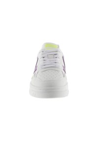 Witte sneaker met een gladde textuur. Beschikt over lichtpaarse zijaccenten en een neon groene logo op de tong. Geperforeerd teengebied.