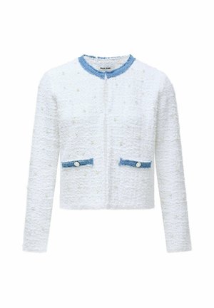 Cardigan blanc texturé avec un col en denim effiloché et des poches avec des accents en denim. De petites perles décoratives sont uniformément réparties sur le tissu.