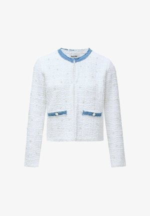 Cárdigan blanco texturizado con un cuello de denim deshilachado y bolsillos con acentos de denim. Pequeñas perlas decorativas están distribuidas uniformemente por la tela.
