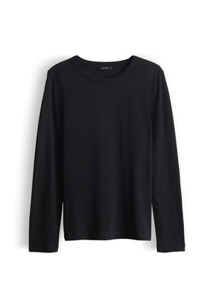 Maglietta nera a maniche lunghe con scollo a giro, distesa piatta, design semplice, con etichetta in tessuto piccola al centro del colletto.