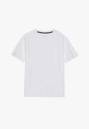 Biela krátkopyjavová tričko s ribbed textúrou a okrúhlym výstrihom. Obsahuje čierny štítok vo vnútri goliera, jednoduchý dizajn bez vzorov.