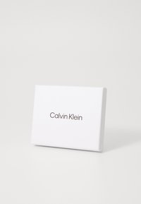 Calvin Klein MUST CARDHOLDER - Piniginė - mono black