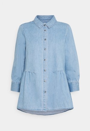 Abito camicia in denim blu chiaro con chiusura a bottoni, colletto e vita arricciata. Presenta maniche lunghe e orlo curvo.
