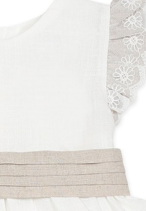 Abito bianco con tessuto texturizzato, maniche in pizzo arricciato e cintura plissettata beige. Design semplice con delicati accenti.