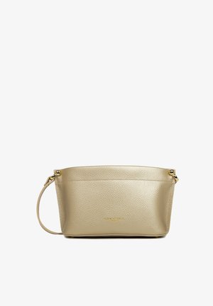 Sac à main en cuir doré avec une surface texturée, doté d'une bandoulière amovible et d'un design élégant et minimaliste. Logo embossé à l'avant.