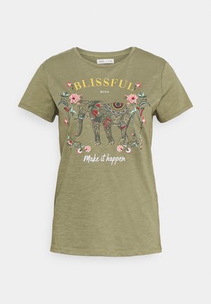 Olivengroene T-shirt met korte mouwen, versierd met een olifant, bloemen en tekst "Blissful mind" en "Make it happen" aan de voorkant.