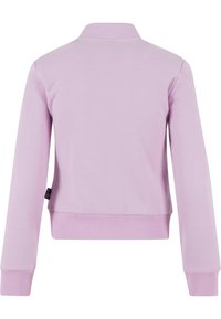 Sweatshirt violet clair avec un col et des manches longues. Présente des poignets et un ourlet côtelés, une texture lisse, et une petite étiquette sur le côté.
