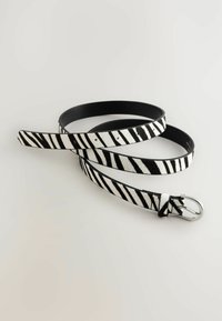 Ceinture à rayures zèbre noir et blanc en matériau texturé, dotée d'une boucle en métal argenté et d'une doublure intérieure noire lisse.
