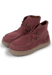 Stivaletti alla caviglia in suede bordeaux con dettagli di cucitura, lacci in suede e finiture in metallo. Suola in gomma resistente con una finitura testurizzata.