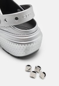 Crocs STOMP METALLIC UNISEX - Tresko - silver