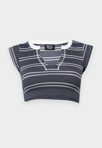 Top scurt de culoare albastru închis, cu dungi orizontale albe, textură ribbed, mâneci scurte și decolteu în V, cu detalii cu nasturi.