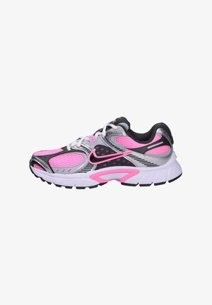 Sportschoenen met een combinatie van zwarte, zilveren en roze materialen. Bovenkant van mesh, gevoerde zool en een opvallend Nike-logo aan de zijkant.