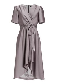 Wikkeljurk in licht lavendel satijn, met korte puffmouwen, een geknoopte taille en een vloeiende zoom met een asymmetrische snit.
