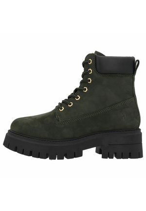 Bottine vert foncé à tige basse avec semelle épaisse crantée noire, col rembourré, fermeture à lacets avec œillets dorés et logo discret sur le talon.