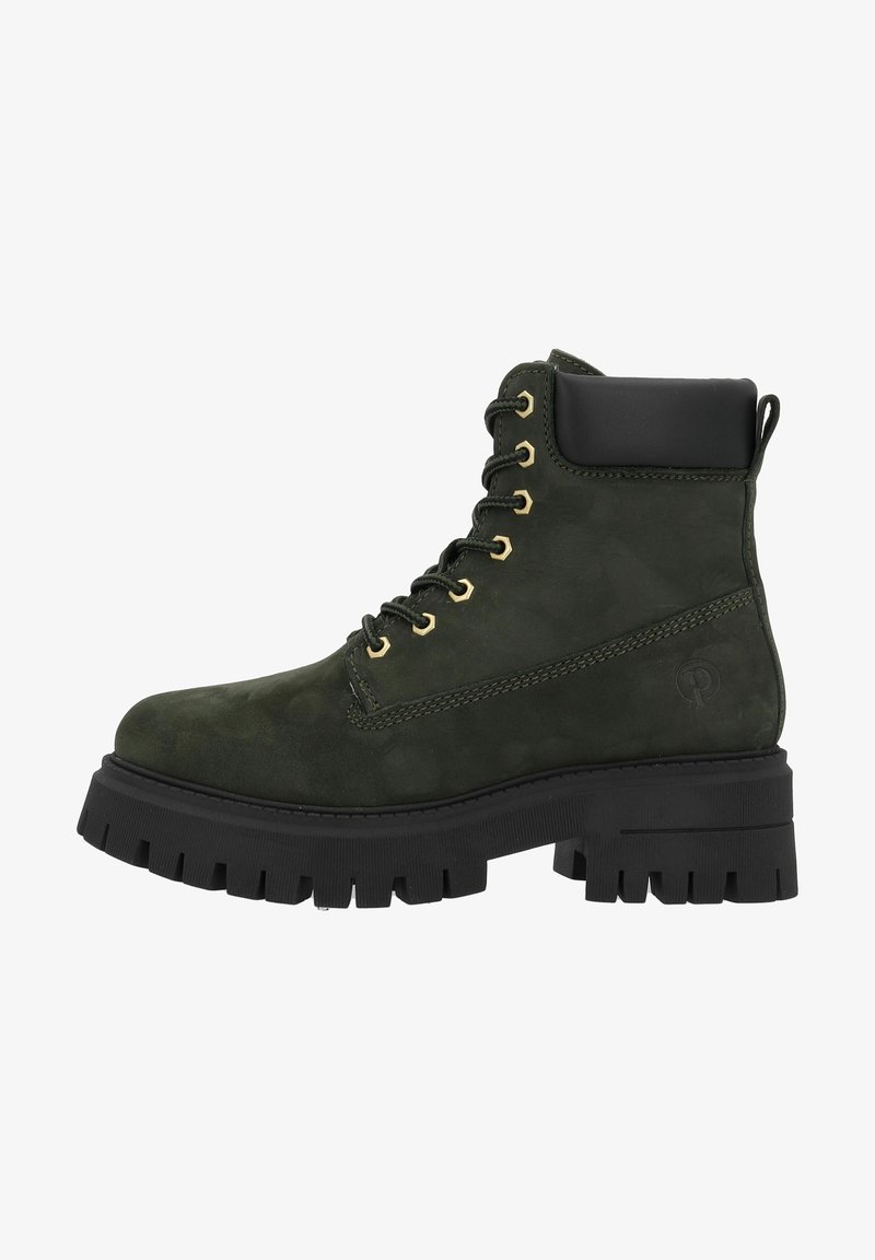 Bottine vert foncé à tige basse avec semelle épaisse crantée noire, col rembourré, fermeture à lacets avec œillets dorés et logo discret sur le talon.
