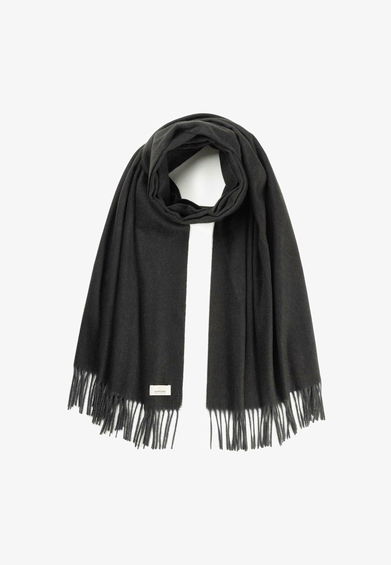 Eșarfă neagră cu franjuri, fabricată dintr-un material moale, având o textură netedă și un eticheta la un capăt pentru identificarea brandului.
