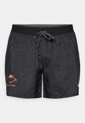 Pantalones cortos deportivos negros con una tela ligera y texturizada. Las características incluyen una cinturilla elástica con un cordón multicolor y patrones sutiles.