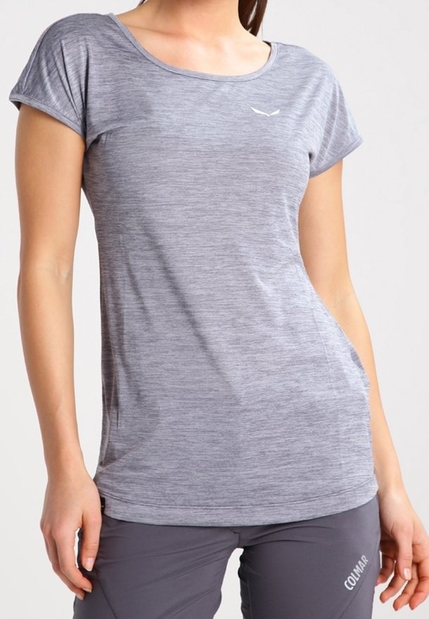 Šedé sportovní tričko s krátkým rukávem, kulatým výstřihem a jemným melírovaným vzorem. Obsahuje malé logo na hrudi.