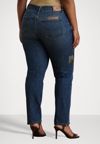 Lauren Ralph Lauren Woman PATCHWORK BOYFRIEND TAPERED ANKLE JEAN - Mom Jeans - harvest wash