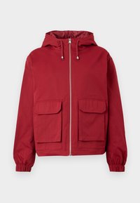 Veste rouge à capuche avec fermeture éclair frontale, deux grandes poches à rabat, poignets élastiques et cordons sur la capuche, montrée sur un fond uni.