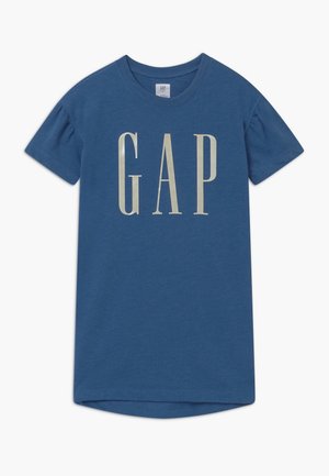 Blå T-shirt med korte ærmer og rund halsudskæring med stor beige "GAP" tekst centreret foran.