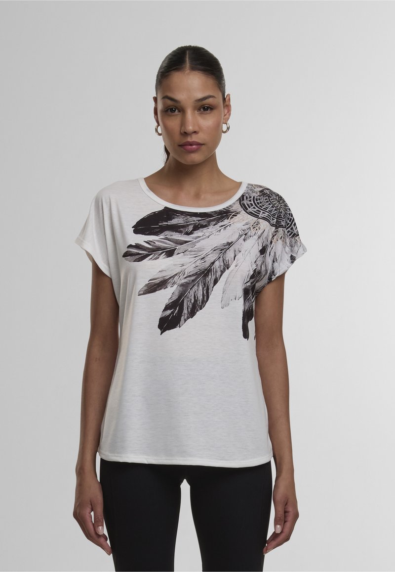 Camiseta blanca de mangas cortas con un gran gráfico de pluma negra en un lado y un diseño circular en el hombro. Textura suave.