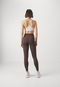 Nike Performance UNIVERSA - Leggingek - baroque brown/black