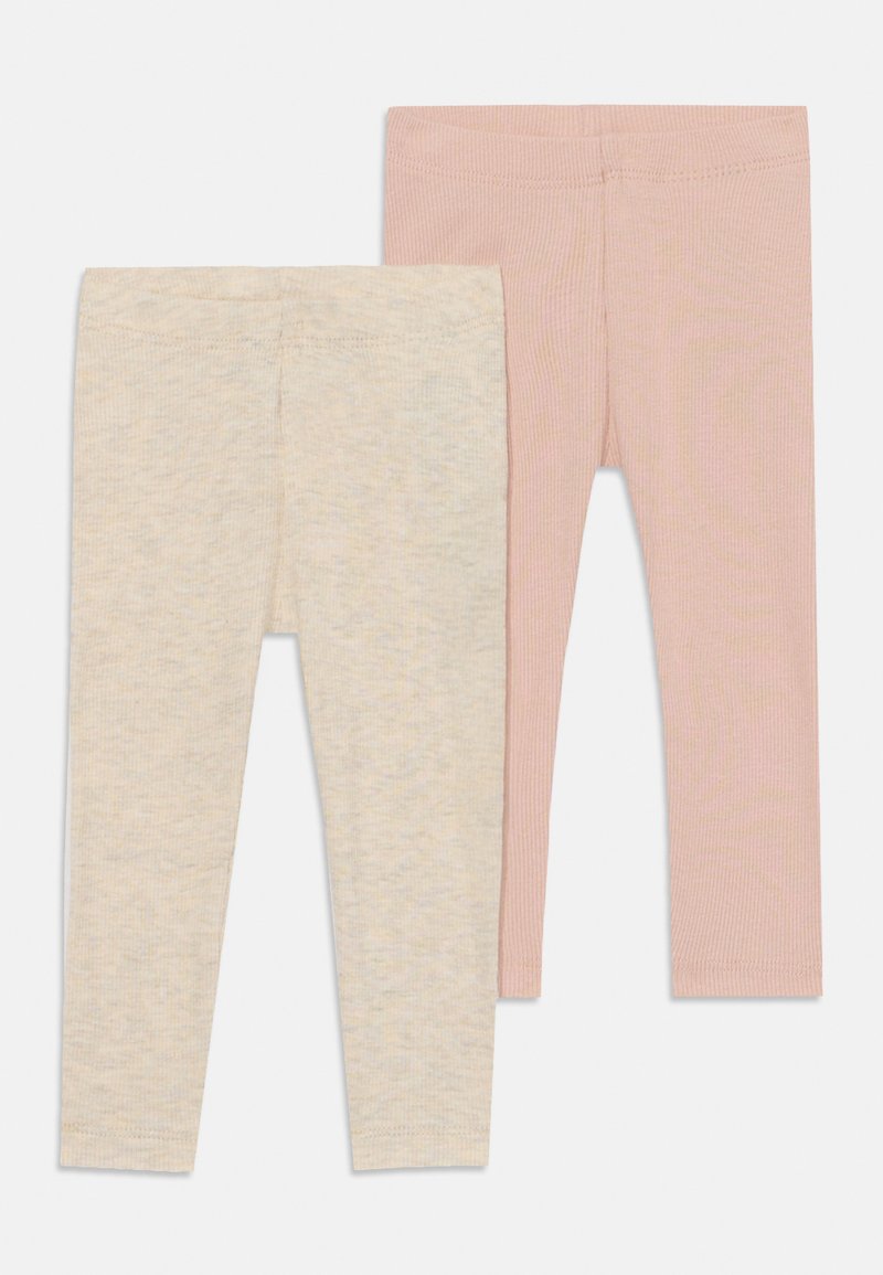 Due paia di leggings a costine: uno beige e uno rosa chiaro. Entrambi presentano un elastico in vita e sono realizzati in tessuto morbido e elastico.