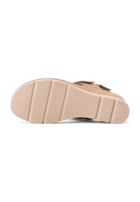Sandalo in suede color beige con suola in gomma beige, dotato di fondo testurizzato per una buona presa e cinturini regolabili per una vestibilità sicura.