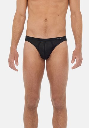 Schwarze Herrenunterwäsche aus weichem Material, mit konturiertem Beutel, elastischem Bund und minimalen Nähten für einen bequemen Sitz.