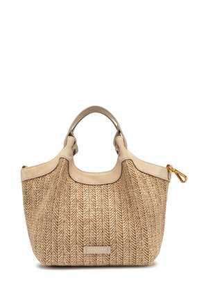 Sac à main beige tissé avec motif chevron texturé, accents en cuir lisse, doubles poign ées supérieures et tirette de fermeture éclair dorée.